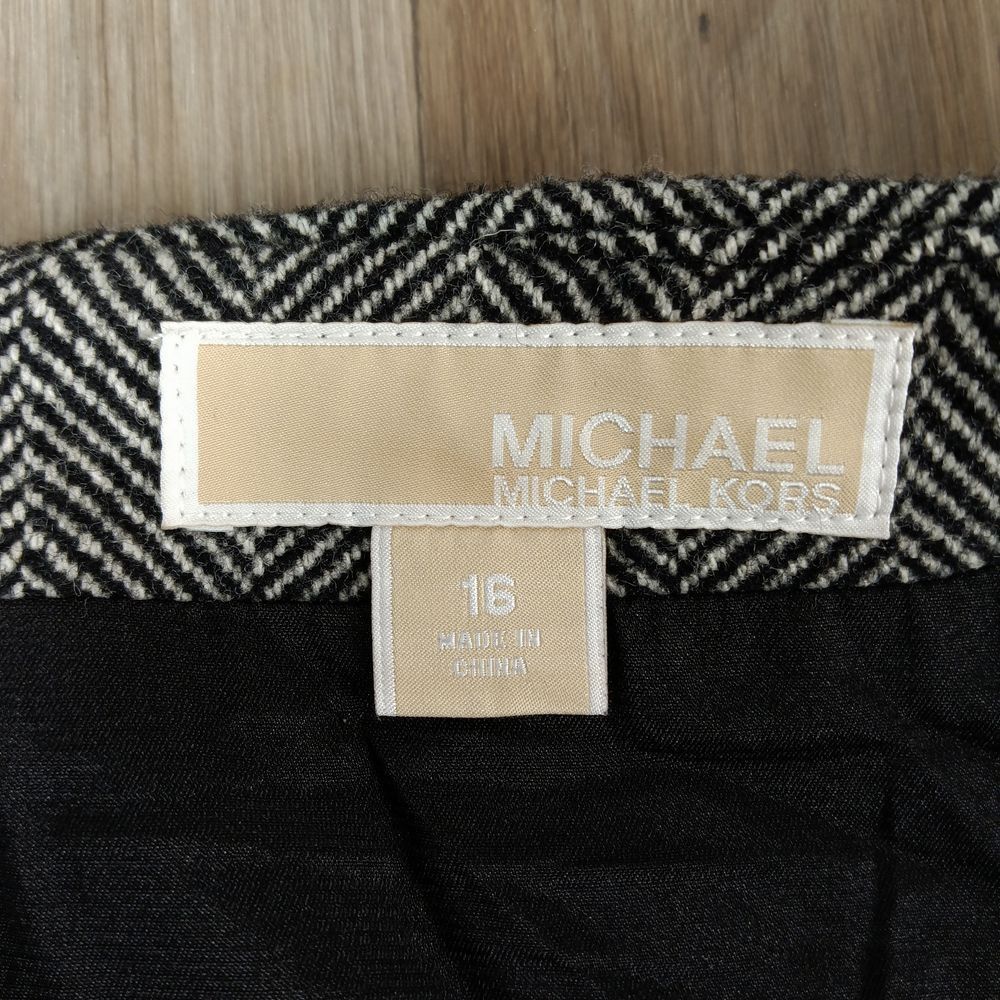 Michael Kors Women's Size 16 Herringbone Mini Skirt Wool Blend Zipper Detail - Picture 2 of 8